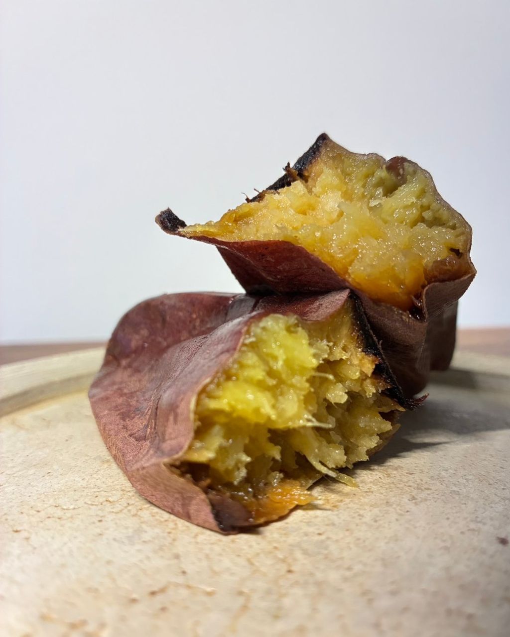 割った焼き芋の断面にあふれる蜜